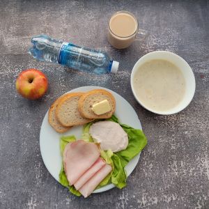 Dieta podstawowa  Kawa zbożowa z mlekiem Owsianka budyniowa z bananem i jabłkiem z posypką chia Chleb mieszany pszenno-żytni Masło extra Szynka nie ze wsi Roszponka Woda mineralna Jabłko Twarożek różany